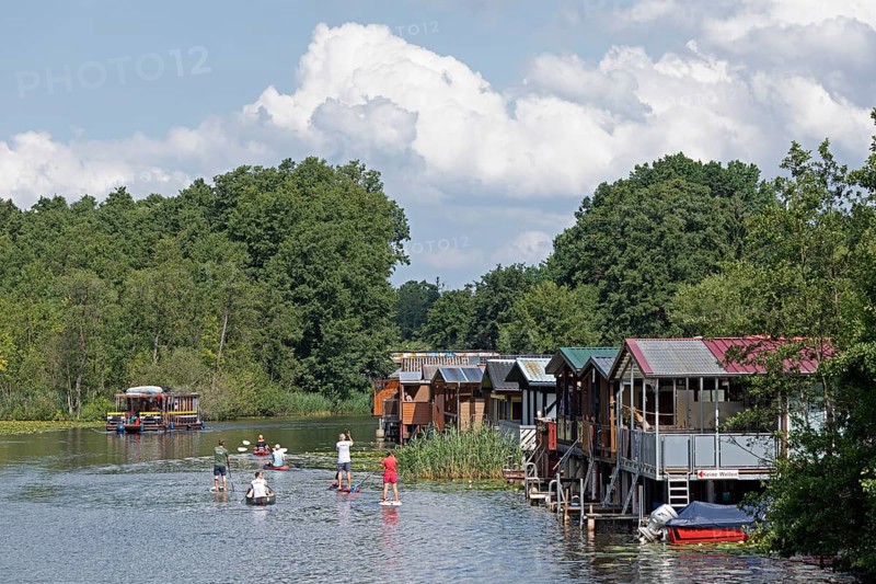 Canoeing, stand-up paddling, boathouses, holiday homes on the canal between Mirower See and Zotzensee, Mirow, Mecklenburg Lake District, Mecklenburg-Western Pomerania, Germany