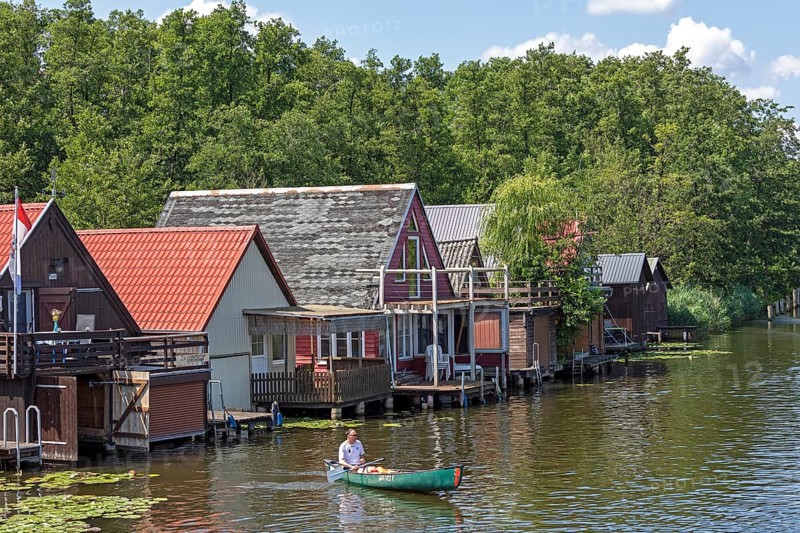 Canoeing, boathouses, holiday homes on the canal between Mirower See and Zotzensee, Mirow, Mecklenburg Lake District, Mecklenburg-Vorpommern, Germany