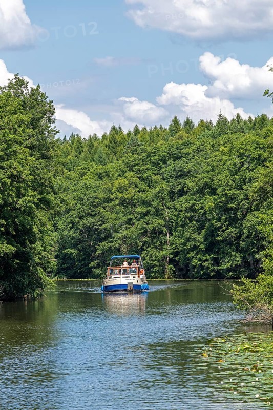 Houseboat, canal between Mirower See and Zotzensee, Mecklenburg Lake District, Mecklenburg-Vorpommern, Germany