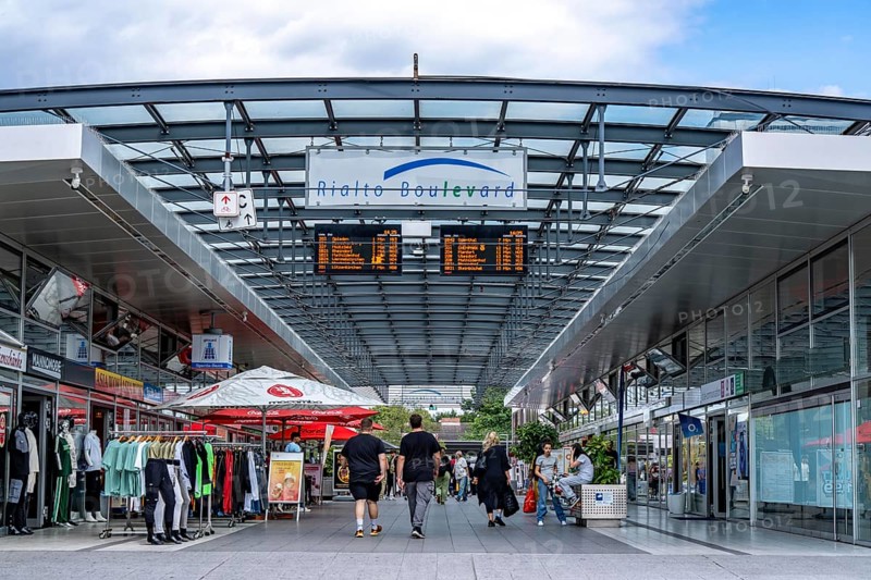Europaring, B8 shopping centre Rialto Boulevard Leverkusen Mitte, shops, restaurants on the bridge over the B8, connects the city centre with the railway and bus station, Leverkusen, North Rhine-Westphalia, Germany