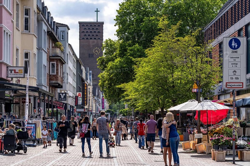Wiesdorfer Platz shopping street, shops and restaurants, Leverkusen city centre, North Rhine-Westphalia, Germany