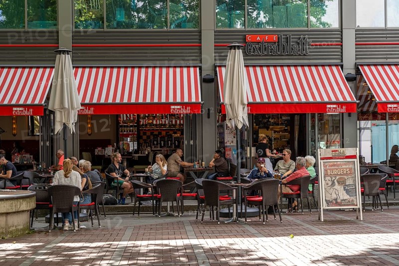 Café Extrablatt, system catering, franchise system, terrace of a restaurant in Leverkusen, North Rhine-Westphalia, Germany