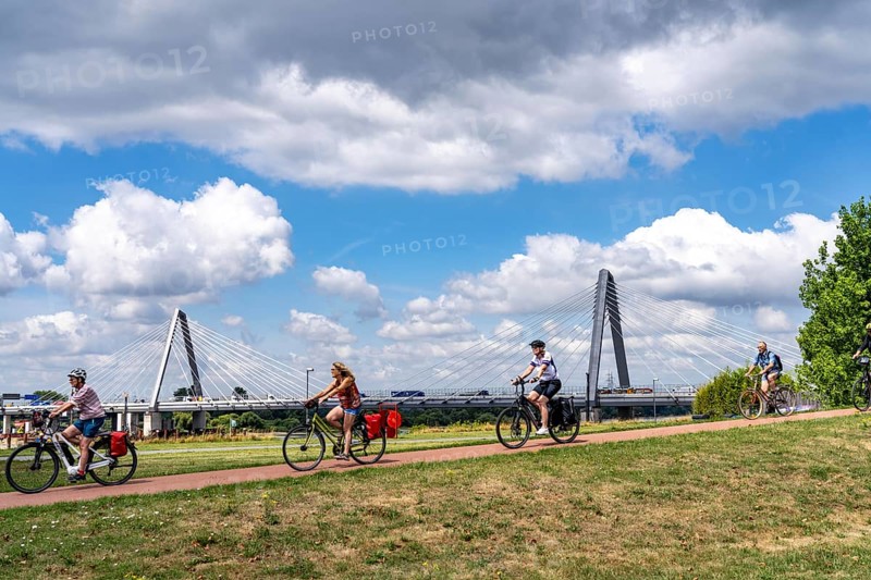 Cycle path in the Neulandpark in Leverkusen on the Rhine, in the background the new Rhine bridge of the A1, 1 construction phase, near Leverkusen, participants of the North Rhine-Westphalia Cycle Tour, 4-day, 220 KM long round trip through the Rhineland, with over 1400 participants, North Rhine-Westphalia, Germany