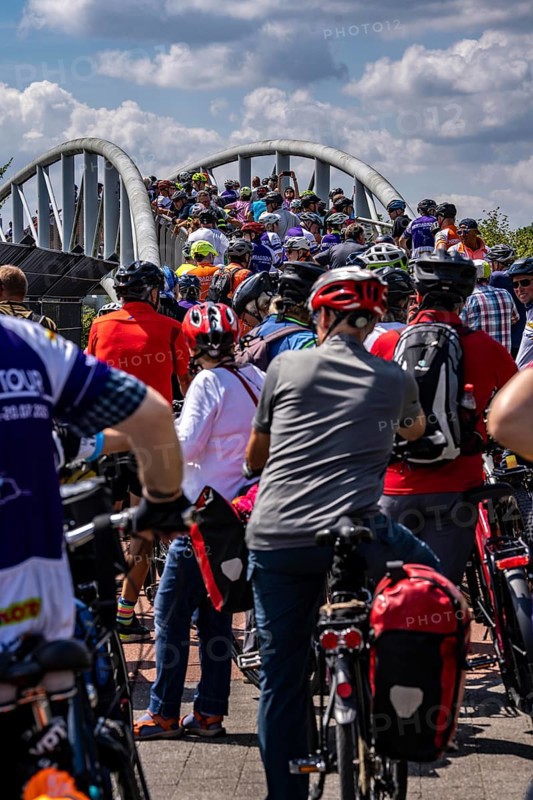 Cycle path in the Neulandpark in Leverkusen on the Rhine, Neulandbrücke, traffic jam at the start of the participants of the North Rhine-Westphalia cycle tour, 4-day, 220 KM long round trip through the Rhineland, with over 1400 participants, North Rhine-Westphalia, Germany