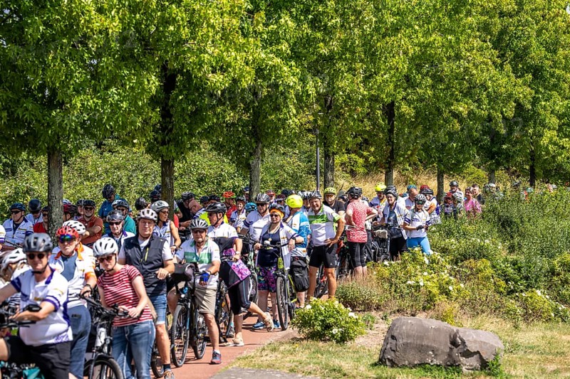 Cycle path in the Neulandpark in Leverkusen on the Rhine, traffic jam at the start of the participants of the North Rhine-Westphalia cycle tour, 4-day, 220 km long round trip through the Rhineland, with over 1400 participants, North Rhine-Westphalia, Germany