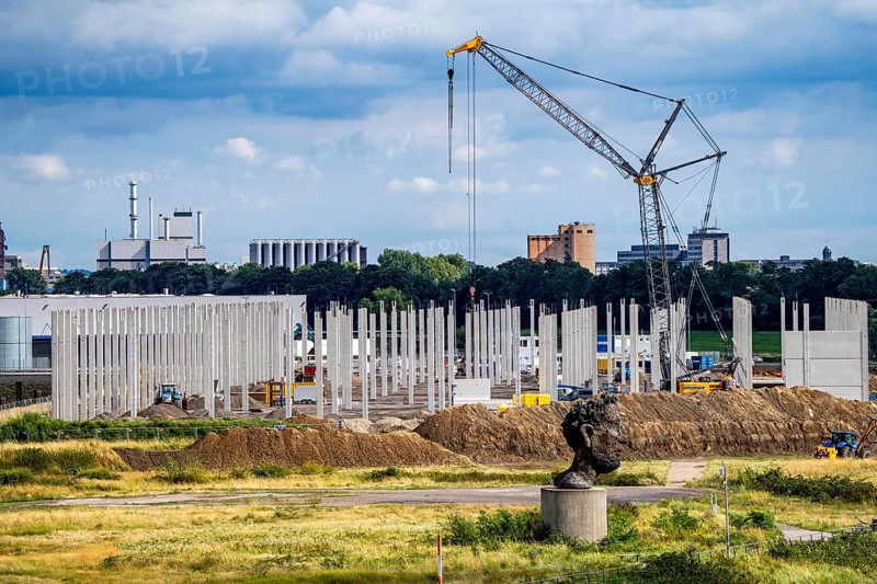 Construction of a new logistics hall on the Mercatroinsel, Hall 2, next to an existing hall, approx. 25, 000 square metres in size, in Duisburg-Ruhrort, shell construction, sculpture The Echo of Poseidon on the Rhine, North Rhine-Westphalia, Germany