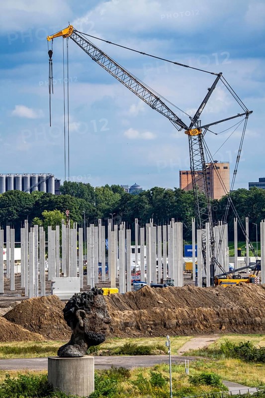 Construction of a new logistics hall on the Mercatroinsel, Hall 2, next to an existing hall, approx. 25, 000 square metres in size, in Duisburg-Ruhrort, shell construction, sculpture The Echo of Poseidon on the Rhine, North Rhine-Westphalia, Germany