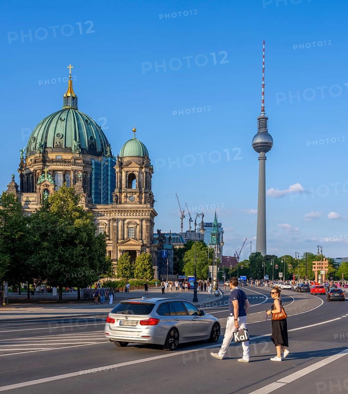 Road traffic and pedestrians on the carriageway in Berlin-Mitte, Unter den Linden, Berlin, Germany