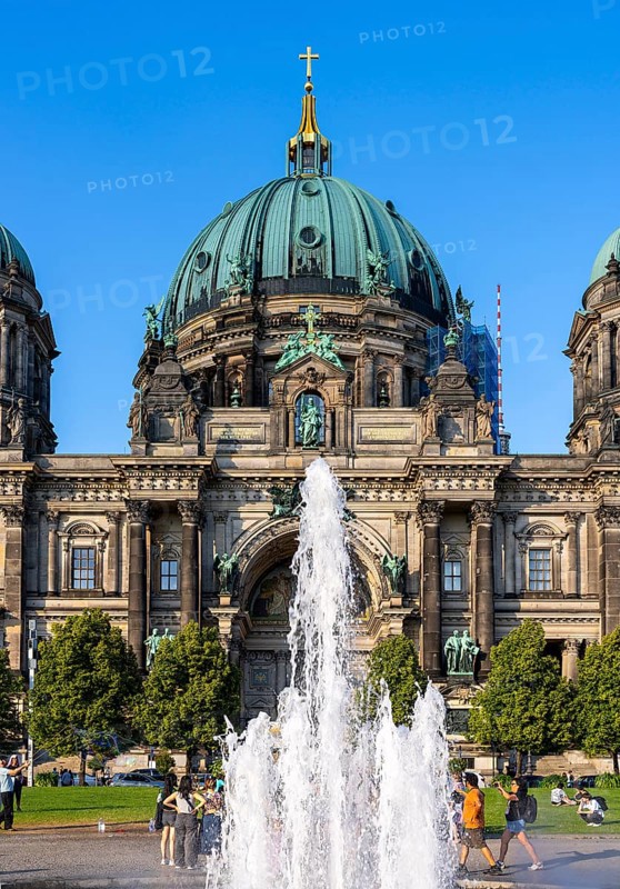 The pleasure garden with the fountain and the Berlin Cathedral, Berlin, Germany