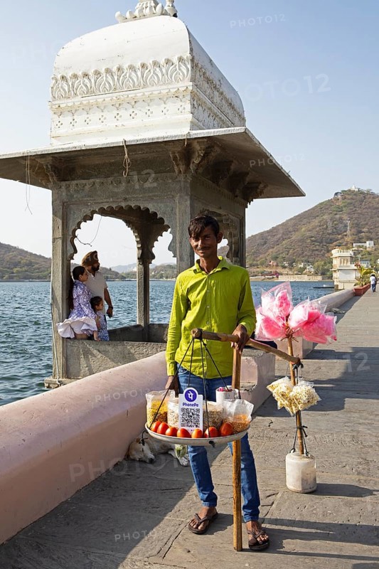 Indian man selling snacks at Fateh Sagar lake, Udaipur, Rajasthan, India