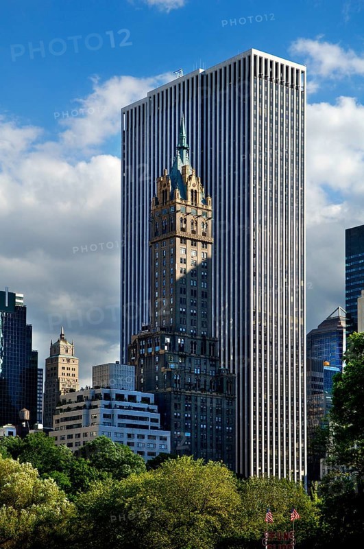 Hotel The Sherry-Netherland, in front of a skyscraper, 781 Fifth Avenue, New York City, USA