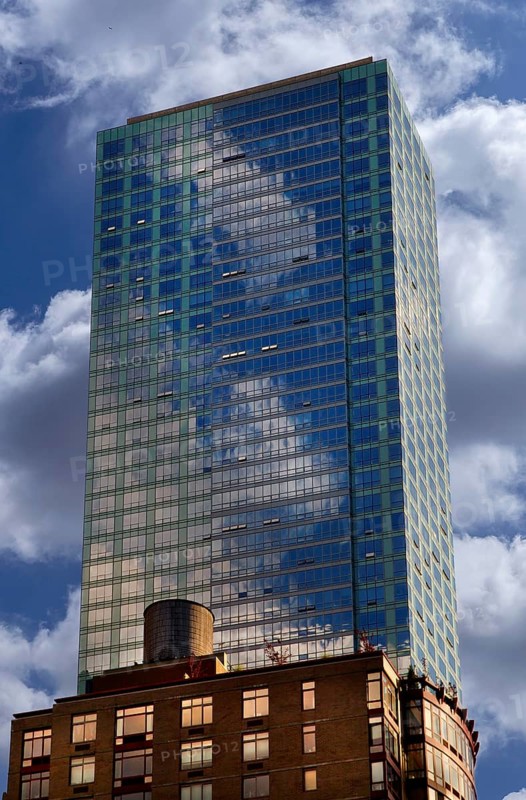Skyscraper, in front a wooden water tank on the roof of a residential building, New York City, USA