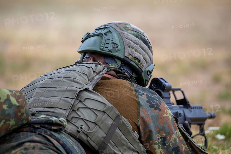 Symbolic image of the Bundeswehr: Soldier during an exercise