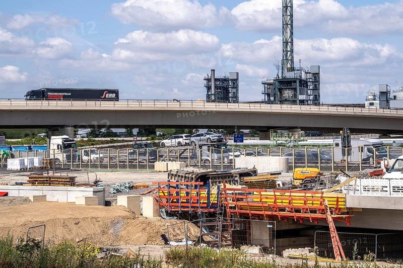 Motorway construction site at the Leverkusen-West junction, A1 and A59 motorways, new construction, reconstruction of the motorway junction due to the construction of the new Leverkusen Rhine bridge, construction period until the end of 2027, in the background, the Bürrig waste incineration plant, Leverkusen waste disposal centre, North Rhine-Westphalia, Germany