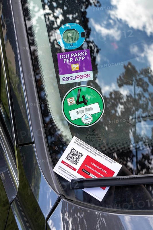 Parking ticket on a car, wrongly parked, resident parking, without parking ticket, parking authorisation, notification of the public order office, offence can be read via QR code and the warning fine, fine, can be paid immediately online, North Rhine-Westphalia, Germany