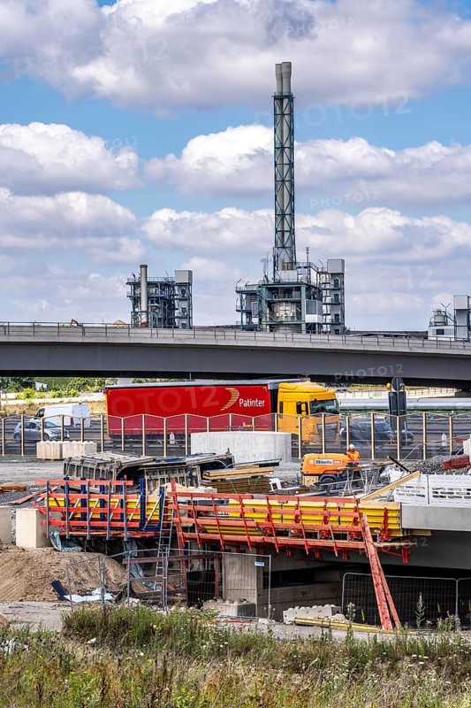 Motorway construction site at the Leverkusen-West junction, A1 and A59 motorways, new construction, reconstruction of the motorway junction due to the construction of the new Leverkusen Rhine bridge, construction period until the end of 2027, in the background, the Bürrig waste incineration plant, Leverkusen waste disposal centre, North Rhine-Westphalia, Germany