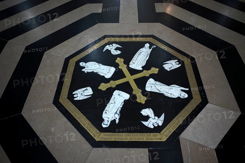 Interior view, floor labyrinth, commemorative plaque in honour of the builders and master builders of the cathedral, Cathédrale Notre-Dame d'Amiens, Amiens, Somme, France