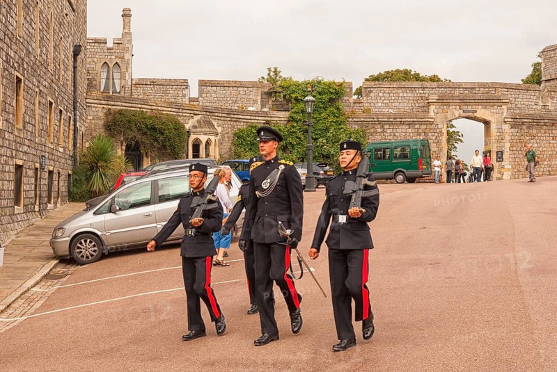 Soldiers changing the guard, Windsor Castle, also known as Windsor Castle, is located in the English town of Windsor in the south of England in the county of Berkshire. It is the largest continuously inhabited castle in the world. The origins of Windsor Castle date back to the time of William the Conqueror. The castle and the entire Windsor estate are owned by the British Crown. England, GB