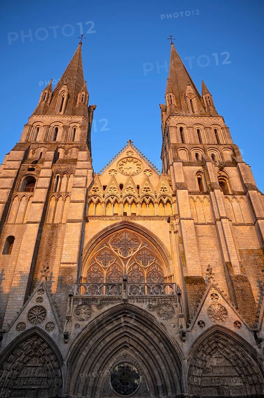 West facade, Cathedral Cathédrale Notre-Dame de Bayeux, evening light, Bayeux, Normandy, Calvados, France