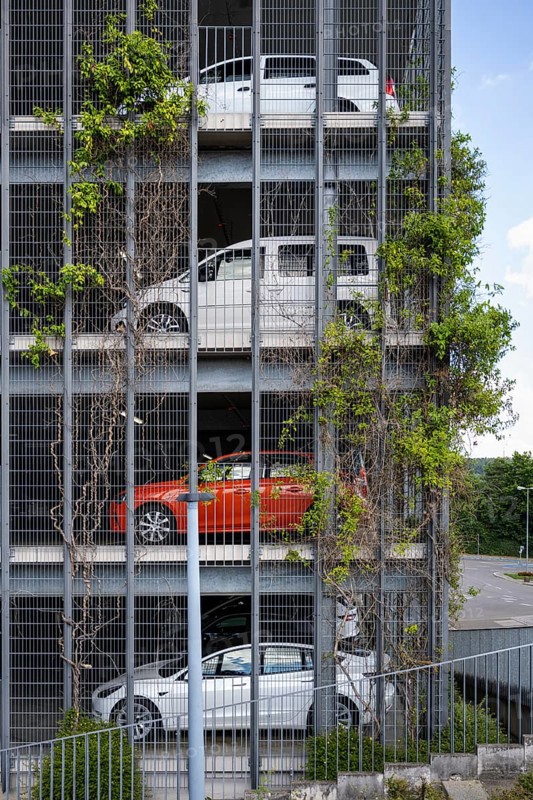 PKW stehen über mehreren Etagen in einem modernen Parkhaus, Universitätsklinikum Tübingen, Baden-Württemberg, Deutschland