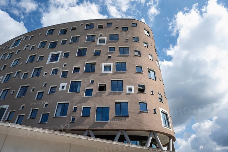 Hausfassade mit vielen unterschiedlichen Fenstern, Detailansicht, GZT Gästehaus der Universitätsklinik Tübingen, moderne Architektur, Baden-Württemberg, Deutschland