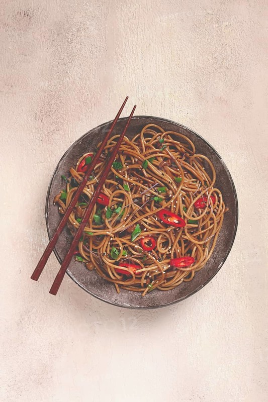 Udon noodles, with shimeji mushrooms, vegetables, in sauce, with sesame seeds, green onions, Asian vegetarian food, horizontal, without people