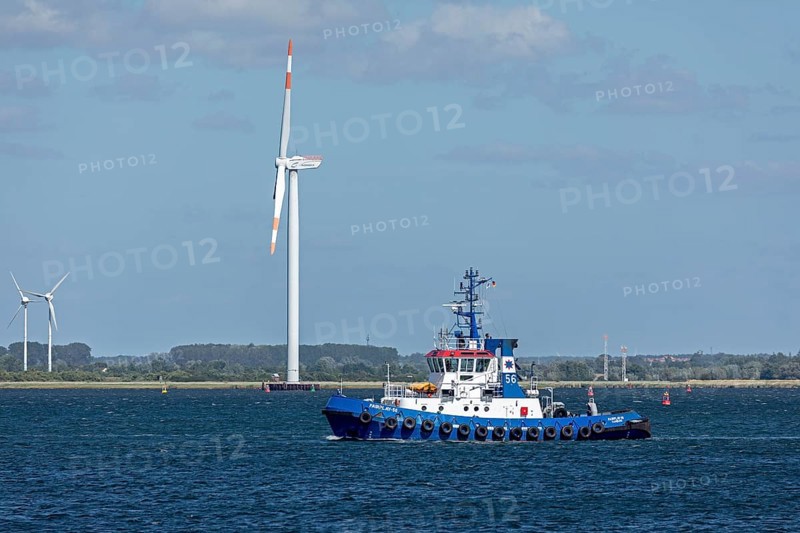 Tugboat, wind turbines, Warnow, Warnemünde, Rostock, Mecklenburg-Western Pomerania, Germany