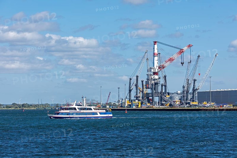 Excursion boat, overseas harbour, Liebherr-MCCtec, heavy-duty crane TCC 78000, Warnow, Warnemünde, Rostock, Mecklenburg-Western Pomerania, Germany