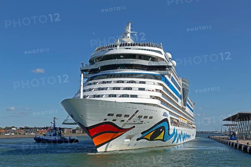 Cruise liner AIDAmar casting off, tugboat, Warnow, Warnemünde, Rostock, Mecklenburg-Western Pomerania, Germany