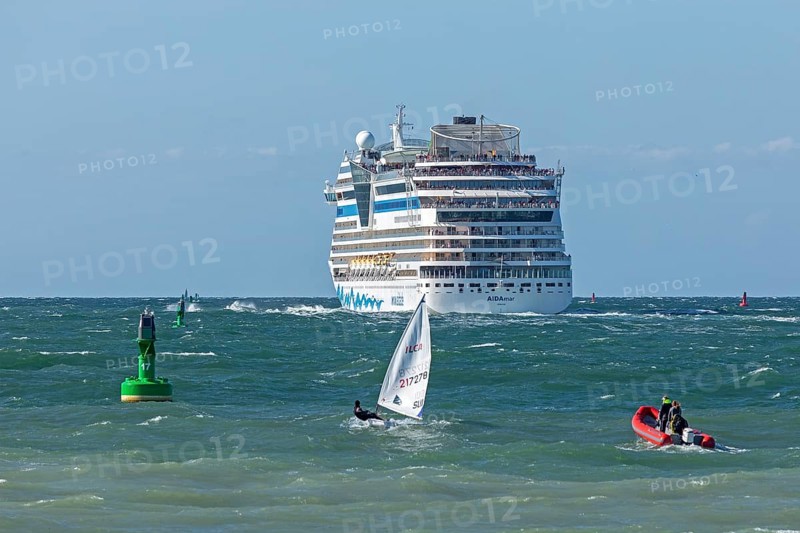 Cruise ship AIDAmar departs, boats, sailboat, Baltic Sea, Warnemünde, Rostock, Mecklenburg-Western Pomerania, Germany