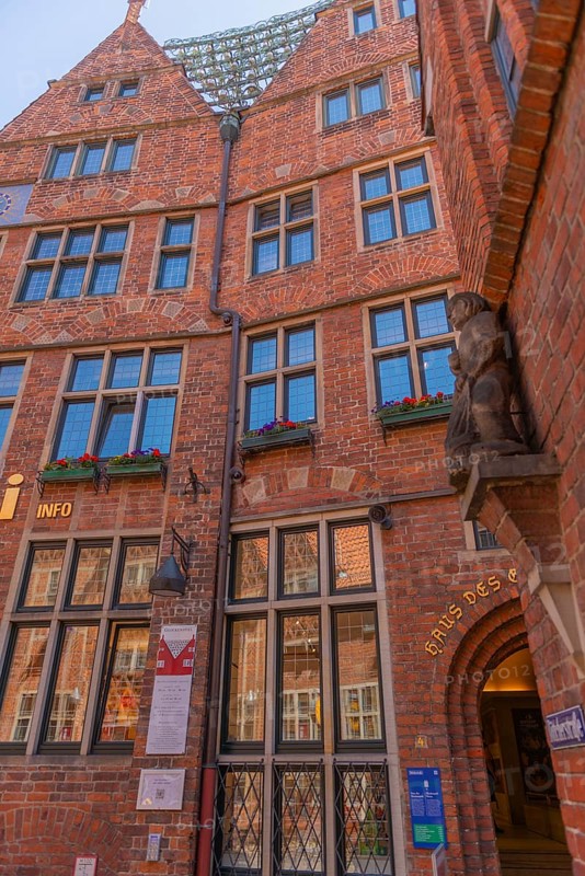 House of the Glockenspiel with 30 bells, Böttcherstrasse, cultural monument in the historic city centre, red brick building, architects Alfred Runge and Eduard Scotland, two former warehouses, place of interest, tourist attraction, pedestrian zone, Hanseatic city of Bremen, Germany