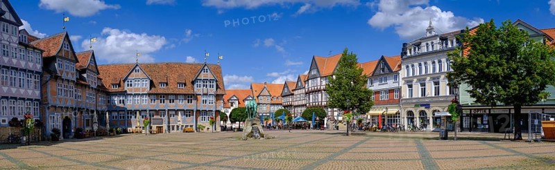 Town market, market square with town hall and monument to Duke August the Younger, Wolfenbüttel, Lower Saxony, Germany