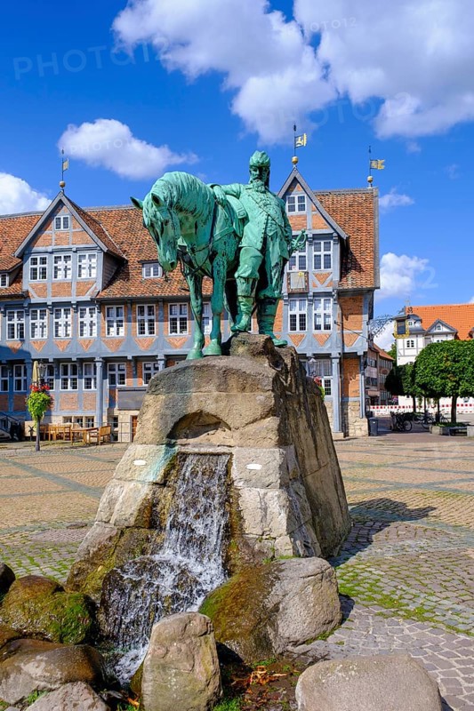 Town market, market square with town hall and monument to Duke August the Younger, Wolfenbüttel, Lower Saxony, Germany