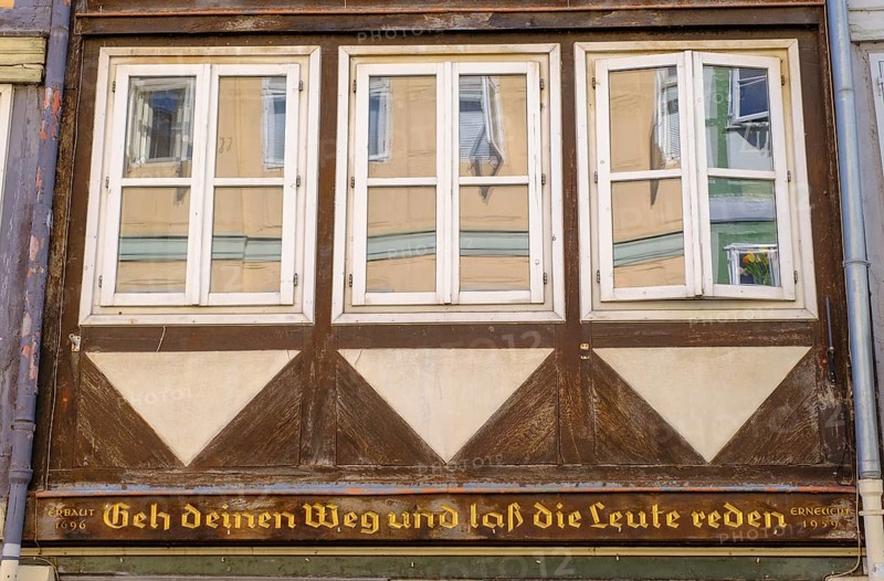 Saying on a half-timbered house, Go your way and let people talk, Courage, Self-confidence, Lower Saxony, Germany