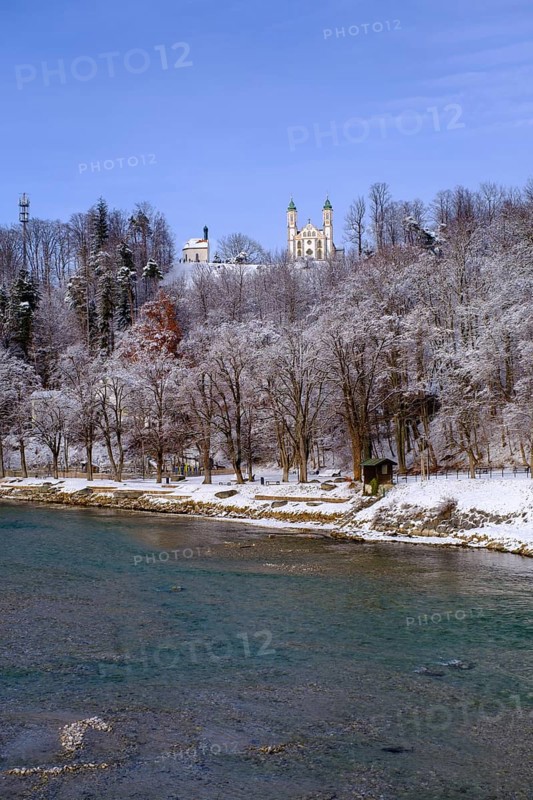 Church of the Holy Cross with Leonhard's Chapel above the Isar, Calvary, in winter, Bad Tölz, Upper Bavaria, Bavaria, Germany