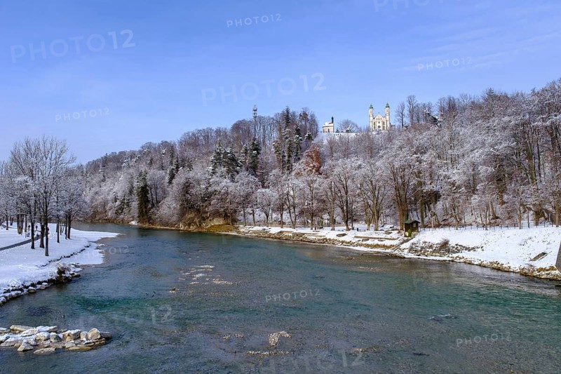Church of the Holy Cross with Leonhard's Chapel above the Isar, Calvary, in winter, Bad Tölz, Upper Bavaria, Bavaria, Germany