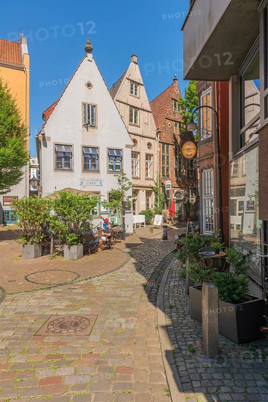 Renovated Schnoor neighbourhood with small shops, galleries, restaurants, cafés and residential buildings, Gängeviertel in the old town, former fishermen's and boatmen's settlement, narrow alleyways, pedestrian zone, numerous listed buildings, classicist, historicist, baroque and renaissance architecture, gabled houses, greenery, tourist attraction, destination, pleasure, Hanseatic city of Bremen, Germany