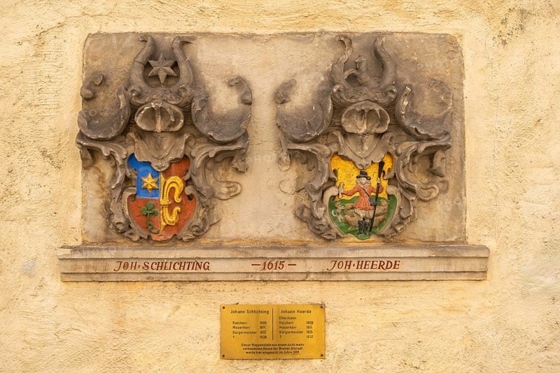 Coat of arms stone of Bremen's 17th century mayor, renovated Schnoor quarter with small shops, galleries, restaurants, cafés and residential buildings, Gängeviertel in the old town, former fishermen's and boatmen's settlement, narrow alleyways, pedestrian zone, numerous listed buildings, architecture of classicism, historicism, baroque and renaissance, tourist attraction, destination, pleasure, Hanseatic city of Bremen, Germany