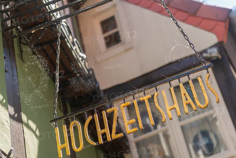 Wedding house in the spider's web in the Wüstestätte, renovated Schnoor neighbourhood with small shops, galleries, restaurants, cafés and residential buildings, Gängeviertel in the old town, former fishermen's and boatmen's settlement, narrow alleys, pedestrian zone, numerous listed buildings, classicist, historicist, baroque and renaissance architecture, tourist attraction, destination, pleasure, Hanseatic city of Bremen, Germany