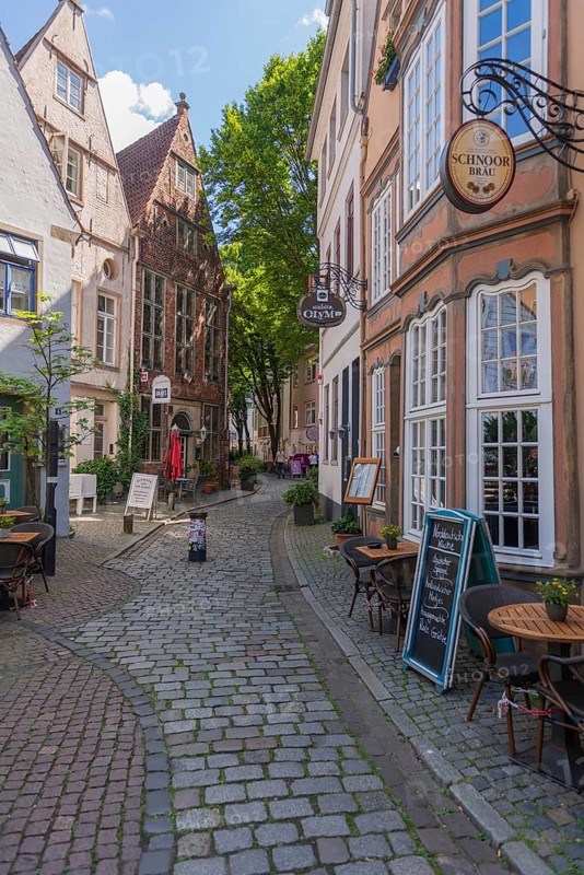 Renovated Schnoor neighbourhood with small shops, galleries, restaurants, cafés and residential buildings, Gängeviertel in the old town, former fishermen's and boatmen's settlement, narrow alleyways, pedestrian zone, numerous listed buildings, architecture of classicism, historicism, baroque and renaissance, tourist attraction, destination, pleasure, Hanseatic city of Bremen, Germany