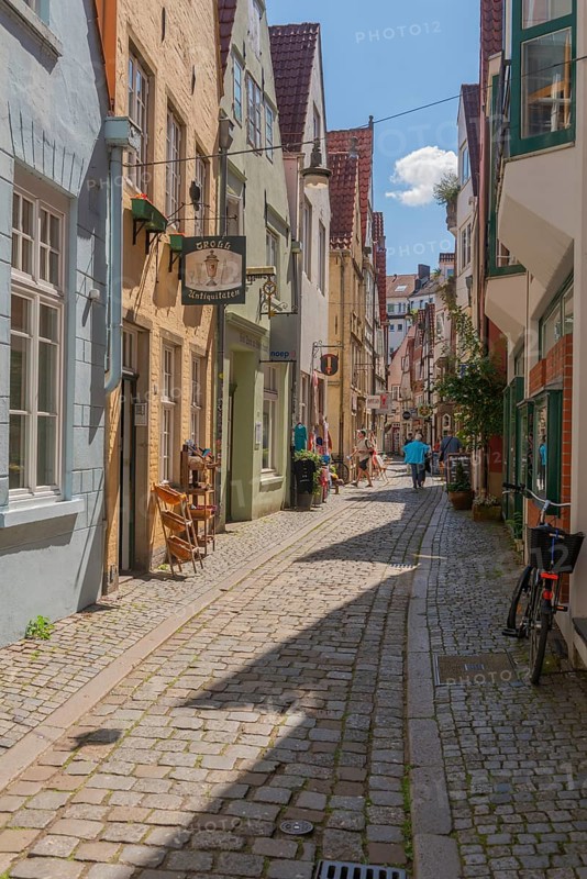 Renovated Schnoor neighbourhood with small shops, galleries, restaurants, cafés and residential buildings, Gängeviertel in the old town, former fishermen's and boatmen's settlement, gabled houses, narrow alleyways, pedestrian zone, numerous listed buildings, classicist, historicist, baroque and renaissance architecture, tourist attraction, sunshine, destination, pleasure, Hanseatic city of Bremen, Germany