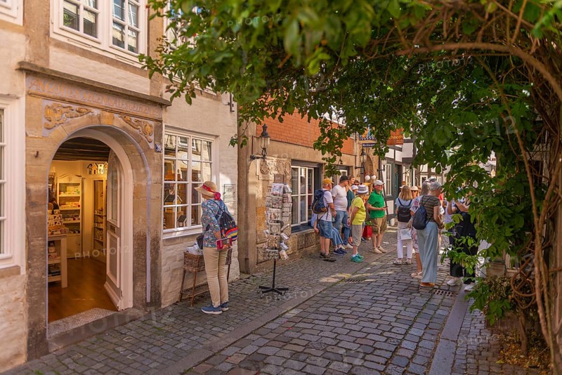 Portal with blessing, city tour, renovated Schnoor district with small shops, galleries, restaurants, cafés and residential buildings, Gängeviertel in the old town, former fishermen's and boatmen's settlement, narrow alleys, pedestrian zone, numerous houses under monument protection, architecture of classicism, historicism, baroque and renaissance, greenery, tourist attraction, destination, pleasure, Hanseatic city of Bremen, Germany