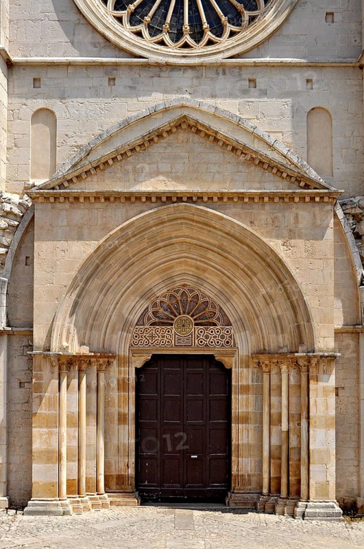 Portal with arch, main façade, Gothic basilica of the Cistercian Abbey of Fossanova, Cistercian, Burgundian architectural style, Priverno, Province of Latina, Lazio, Italy