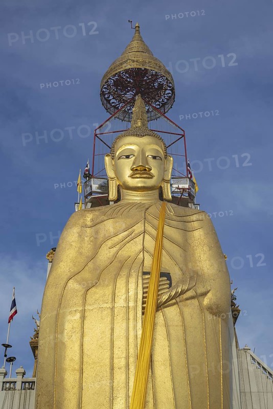 32 metre high standing Buddha decorated with glass mosaics and 24 carat gold, the upper knot of the Buddha image contains a relic of Lord Buddha, which was brought from Sri Lanka, Luang Pho To or Phrasiariyametri, Wat Intharawihan, the temple was built at the beginning of the Ayutthaya period, Bangkok, Thailand