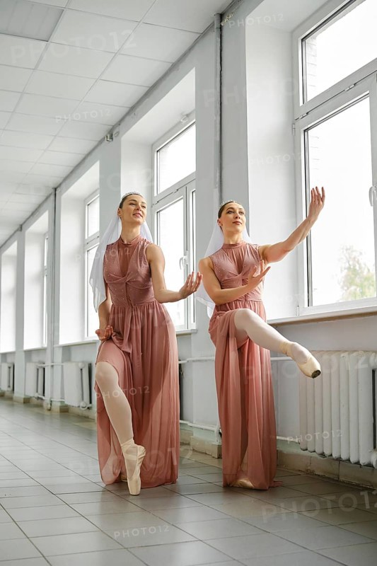 Female ballerinas use a free minute to repeat exercises