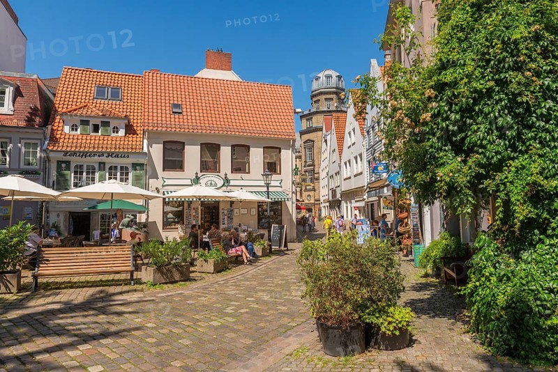 Renovated Schnoor district with small shops, square, skipper's house, flower pots, wall greenery, people, galleries, restaurants, cafés and residential buildings, Gängeviertel in the old town, former fishermen's and skippers' settlement, narrow alleys, pedestrian zone, numerous listed buildings, classicist, historicist, baroque and renaissance architecture, tourist attraction, destination, pleasure, Hanseatic city of Bremen, Germany