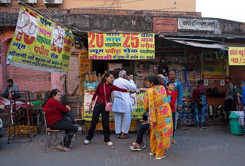 Street scene in front of a drink stall in the old city centre, Jaipur, Rajasthan, India