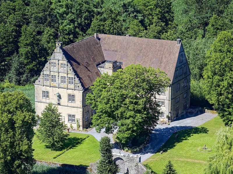 Thienhausen Castle, also known as Thienhausen House, is a two-winged moated castle in the Weser Renaissance style in the Steinheim district of Rolfzen. It lies in the valley of the Holmbach stream. Aerial view. Steinheim, North Rhine-Westphalia, Germany