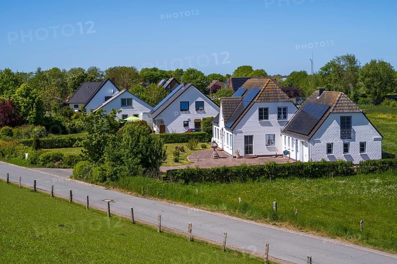 Detached houses with photovoltaics on the roof, landscape on the dyke, Tammensiel, Pellworm Island, North Sea, North Frisia, Schleswig-Holstein, Germany