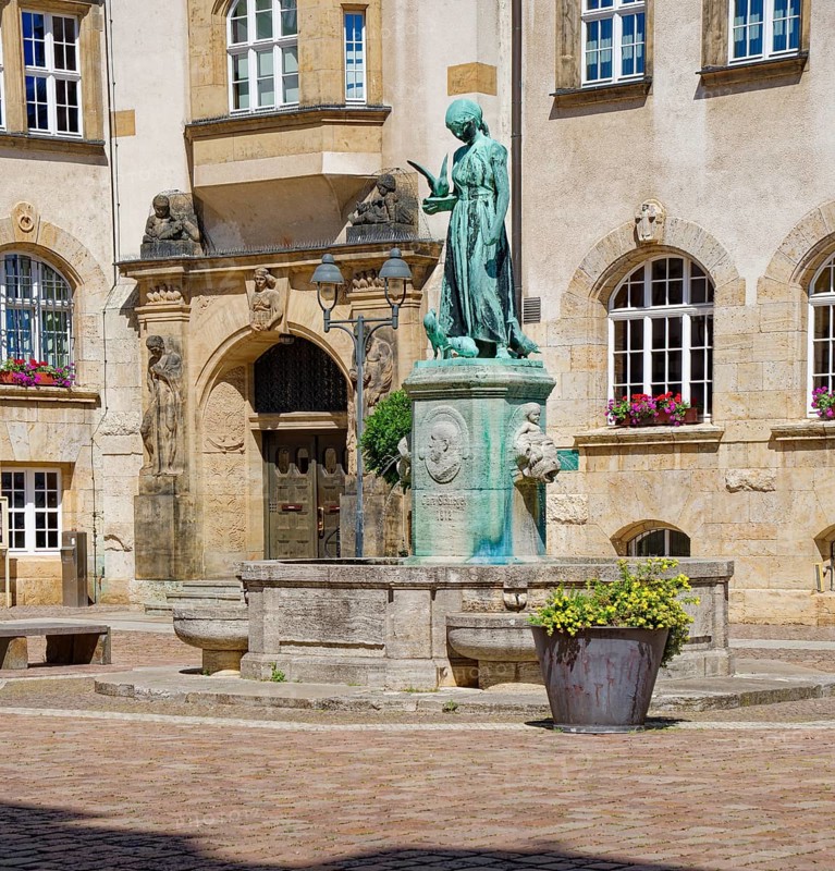 Schlegelbrunnen fountain by sculptor Johannes Hartmann in front of the town hall on Döbeln's Obermarkt square, Döbeln old town, Saxony, Germany